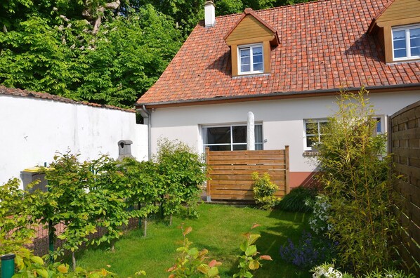 Jardin clos avec terrasse et barbecue