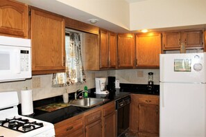 Gas range, granite countertops and a large supply of kitchen appliances make this a wonderful place to call home for your tournament vacation