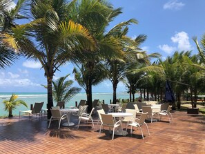 Deck da área comum com vista para o mar