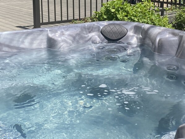 Brand New 7 Seater Hot Tub with Lounger. 