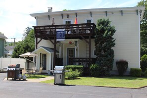 Dugout Efficiency 2 is located less than 3 miles from All-Star Village, close to downtown shopping and dining, and only 20 minutes to Cooperstown Dreams Park