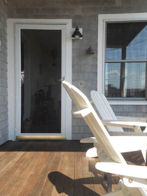 Front Entrance: Lower Deck