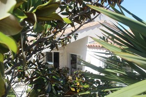 entraperçu des baies vitrées.