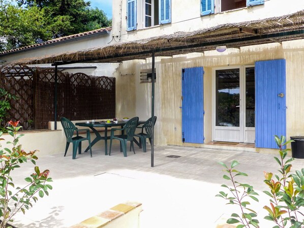 Plante, Bâtiment, Propriété, Fenêtre, Bleu, Ombre, Table, Arbre, Chaise, Chalet