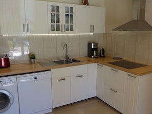 Eigentum, Major Appliance, Zimmer, Cabinetry, Countertop, KĂŒche, Möbel, HaushaltsgerĂ€t, Herd, KĂŒchengerĂ€t