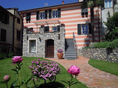 Casa soleggiata con giardino, 10 min spiaggia Alassio e  vicina ai campi da Golf