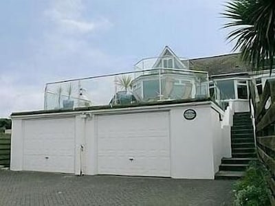 Beautiful Beach House. Stunning sea views, easy access to Hayle golden beach. 