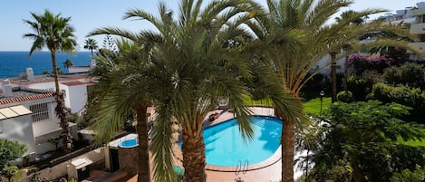 Vistas impresionantes desde el alojamiento al mar, a la piscina y a los jardines.