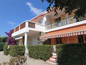 Plante, Ciel, Bâtiment, Fenêtre, Nuage, Arbre, Zone Résidentielle, Façade, Loisir, Chalet