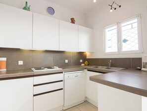 Comptoir, Propriété, Pièce, Cuisine, Cabinetry, Meubles, Design Intérieur, Bâtiment, Jaune, Maison