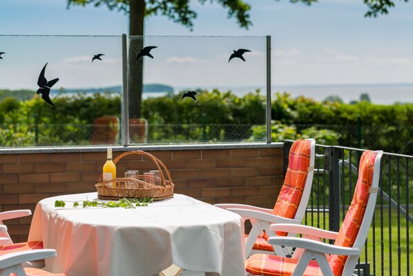 Blick von der Terrasse auf den Greifswalder Bodden