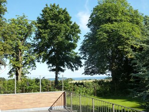 Blick von der Terrasse auf den Greifswalder Bodden und die Insel Vilm