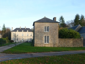 Views of the detached house and the château