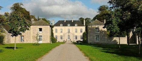 Arrival at the château