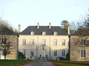 Arrival at the château