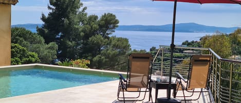 Vue panoramique sur le Golfe et le village de Saint Tropez depuis la piscine