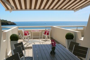 Loggia ombragée et terrasse face à la mer 