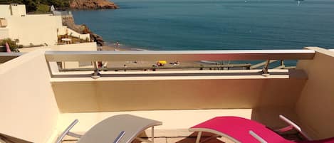 Grande terrasse juste au dessus de la plage, au son des vagues sur le sable.