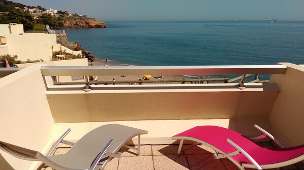 Grande terrasse juste au dessus de la plage, au son des vagues sur le sable.