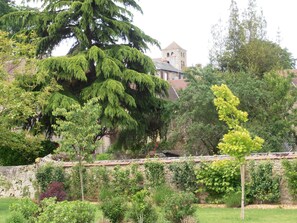 Vue prise du terrain du haut de la ville historique avec son cloître et ruines .