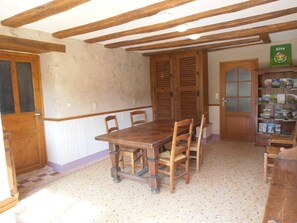 Salle d'accueil commune avec internet  servant de salle à manger pour 6à 12 pers