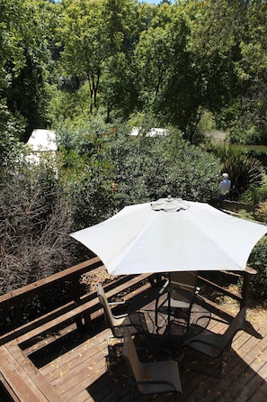 Rear yard and deck of Cottage #4