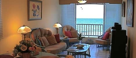 Unique local of ocean/ beach. A corner third floor Apt., breeze & view constant.