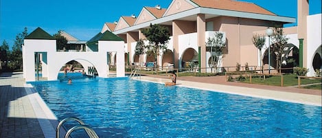 Vista exterior con piscina