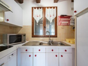 Spüle, Zapfhahn, Cabinetry, Sinken, Countertop, Eigentum, Armatur, Weiss, Küche, Holz