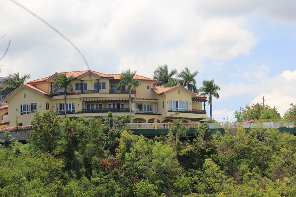 Luxury Retreat High Above the Crowd