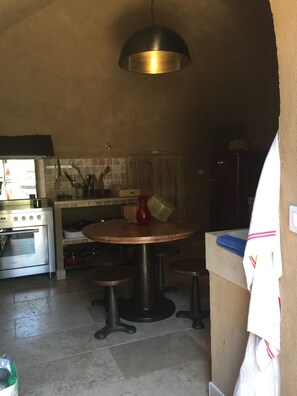La cuisine, attenante à la  terrasse.
