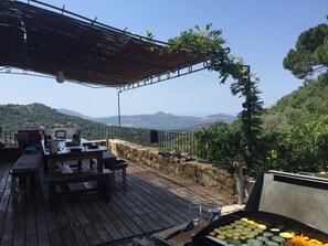 Cette terrasse offre une vue imprenable sur la mer et la vallée en contrebas.
