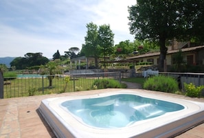 Bain à remous extérieur