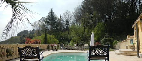 Une piscine privée de rêve dans un écrin de verdure avec son abri piscine !