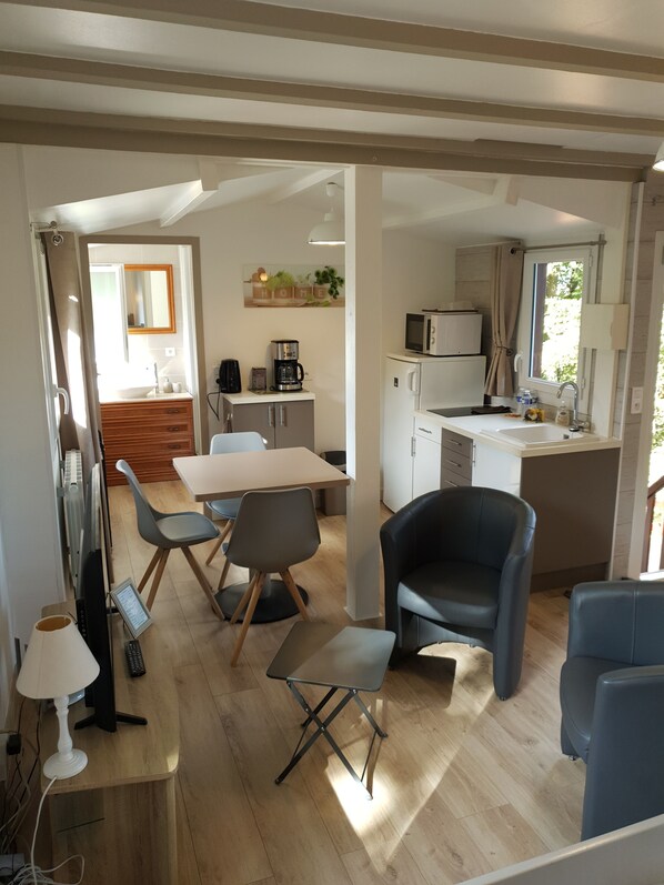 Salon / kitchenette