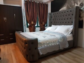 Queen bed Master&#39;s BR