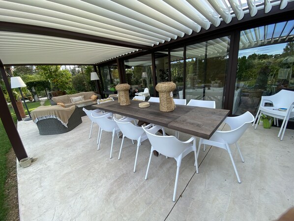 Outdoor dining