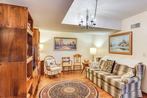 Living Room | Flat-Screen Cable TV | DVD Player | Board Games