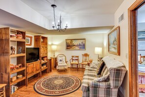 Living Room | Outdoor Cats on Premises | Central A/C