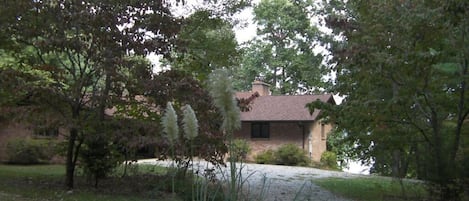 house and driveway from road