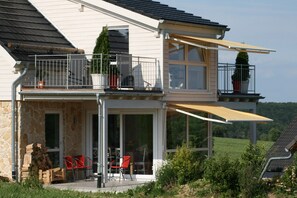 Wintergarten mit Loggia und Balkon