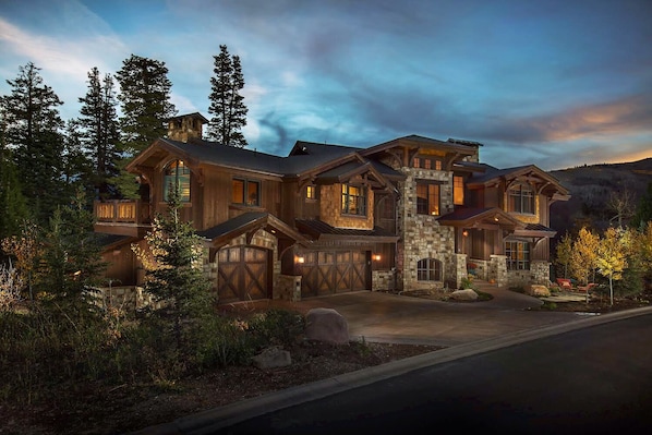 FOR A VIRTUAL TOUR:
https://my.matterport.com/show/?m=A7u59yy7JpA