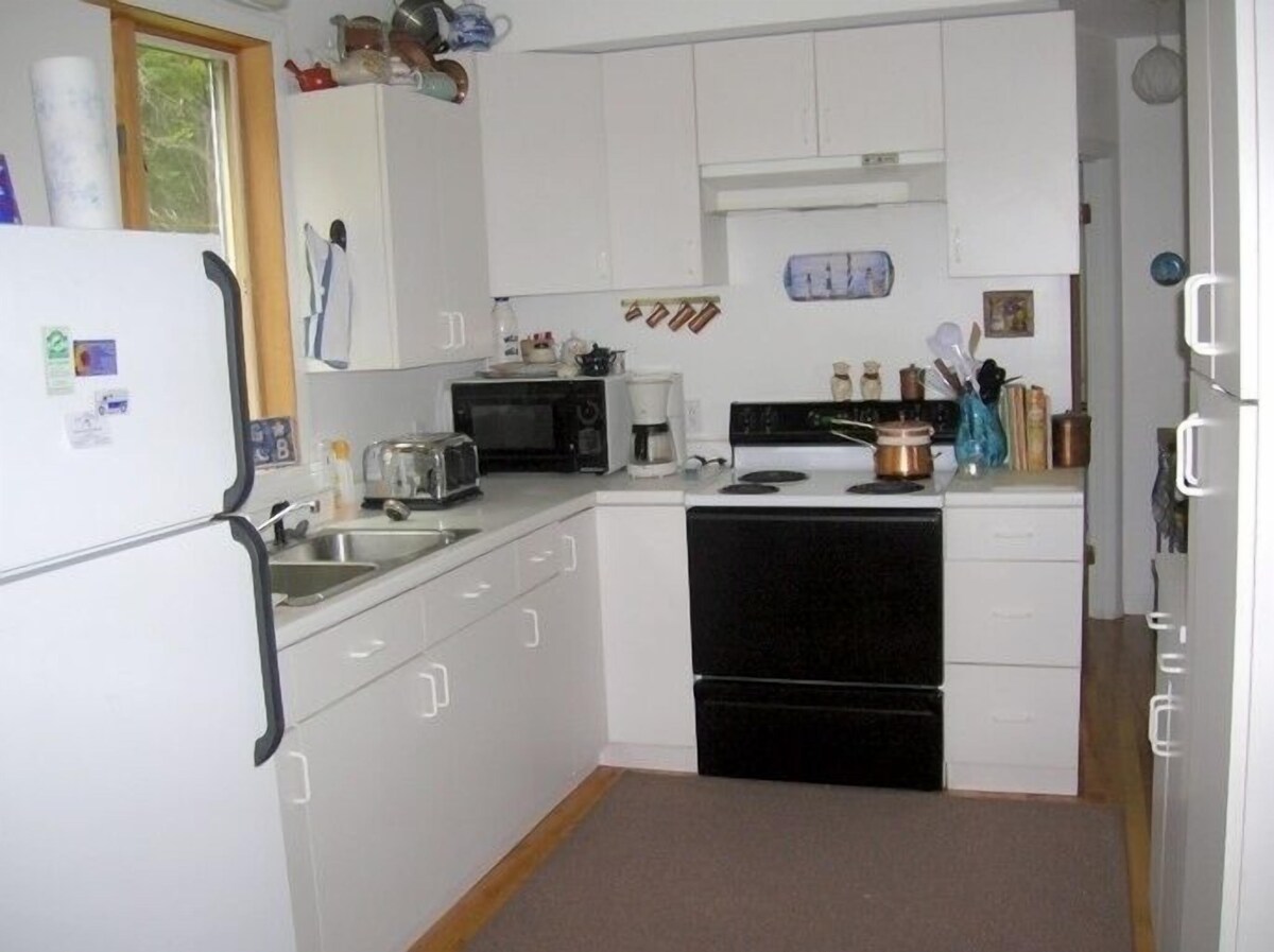 Beautiful and quiet Cottage with 230′ Frontage on Gun Point Cove