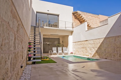 FAMILY- FRIENDLY MODERN   COMFORTABLE HOUSE WITH  PRIVATE SWIMMING POOL AND GYM