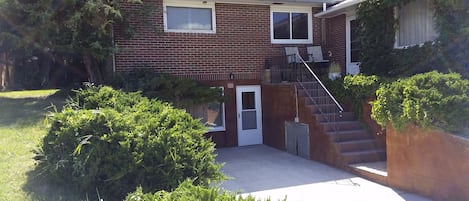 Upper Level of this split level home. Upper level has driveway privilege. 