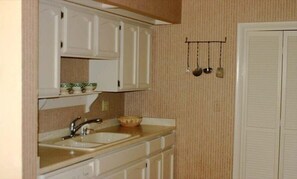 Kitchen and laundry. New appliances.