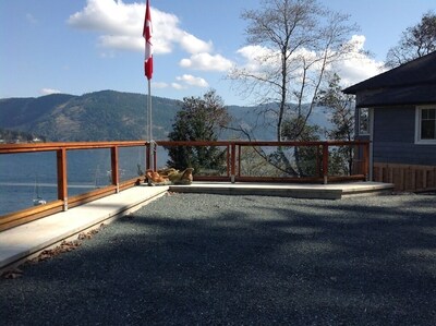 Beach Front Cottage in Maple Bay