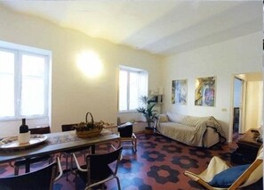 LIVING ROOM 1