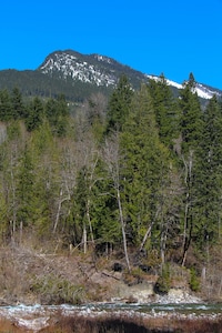 SKY RIVER CHALET-        VIEWS,  HOT TUB,  CLOSE TO HIKING