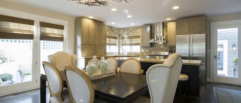  Fun chic modern Kitchen and Dining area seating for 6 plus.